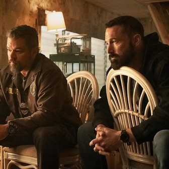Ben Affleck jako seržant JD Byrne a Matt Damon v roli poručíka Danea Dumarse ve filmu Rána.