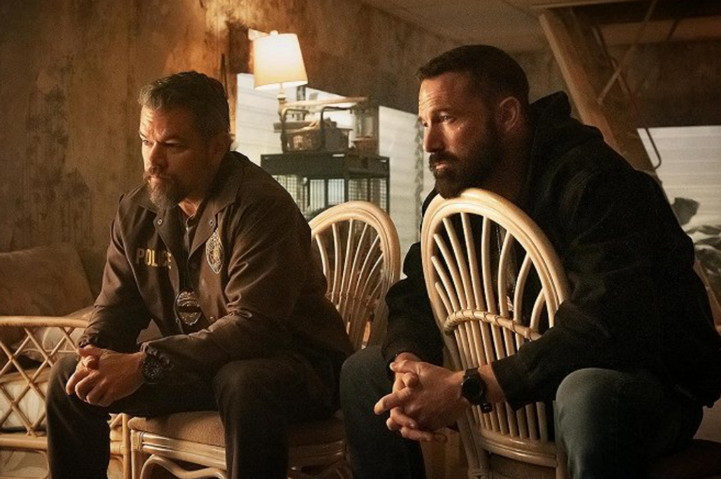 Ben Affleck jako seržant JD Byrne a Matt Damon v roli poručíka Danea Dumarse ve filmu Rána.