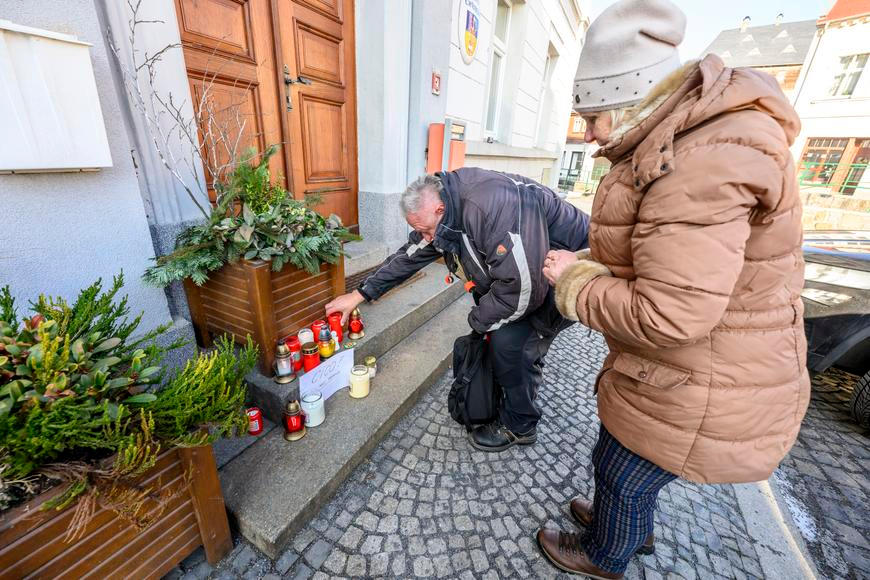 Radnice je zavřená, tragédii šetří i GIBS. Jednu ženu zřejmě zasáhli služební zbraní