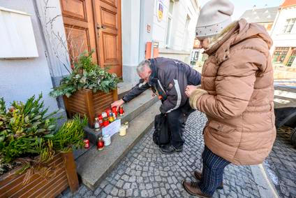 Městský úřad Chřibská, pietní místo, svíčky