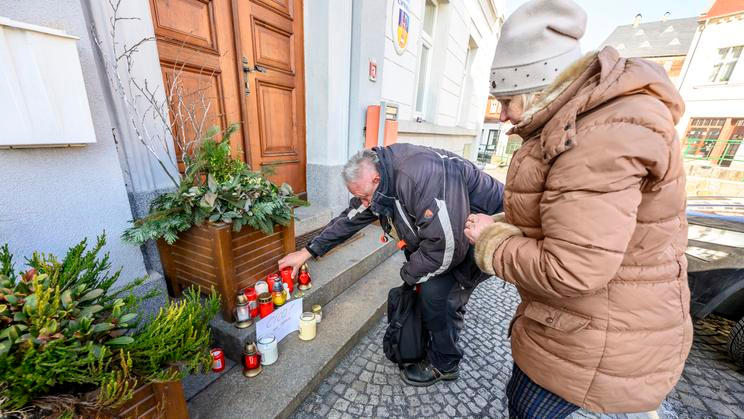 Městský úřad Chřibská, pietní místo, svíčky