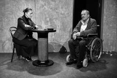 Miroslav Krobot v roli nemocného laureáta Nobelovy ceny za literaturu Prétextata Tache a Klára Melíšková jako novinářka Nina v inscenaci Vrahova hygiena.