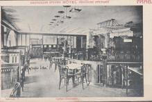 Kafka zde v Zrcadlovém salonku uskutečnil své jediné autorské čtení, Václav Havel sedával v kavárně u okna s výhledem na Václavské náměstí a Jan Werich sem chodil debatovat, poslouchat i pozorovat svět kolem sebe. 