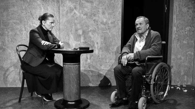 Miroslav Krobot v roli nemocného laureáta Nobelovy ceny za literaturu Prétextata Tache a Klára Melíšková jako novinářka Nina v inscenaci Vrahova hygiena.