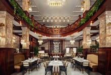 Před více jak rokem se však hotel otevřel s novým jménem i vizuálem. A jako W Prague znovu krášlí Václavské náměstí.