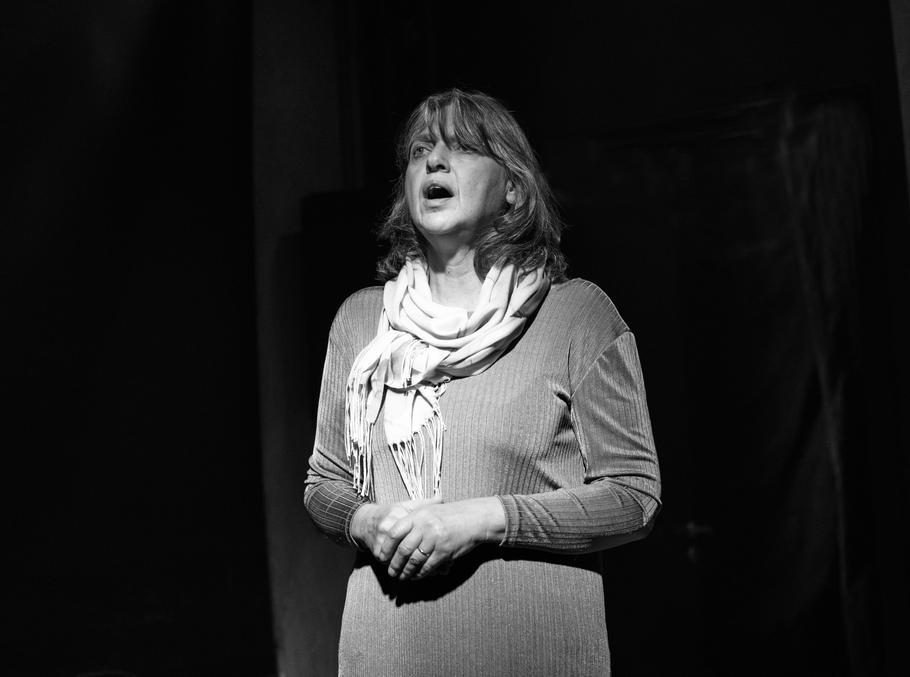 Eva Suková jako průvodkyně v inscenaci Dejvického divadla Vrahova hygiena.