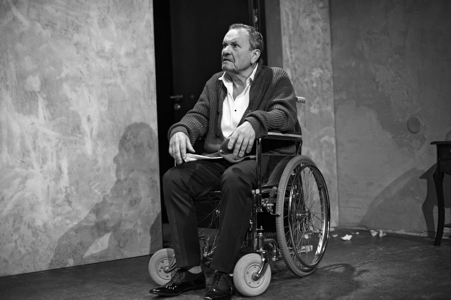 Miroslav Krobot jako nerudný spisovatel Tache v inscenaci Vrahova hygiena.