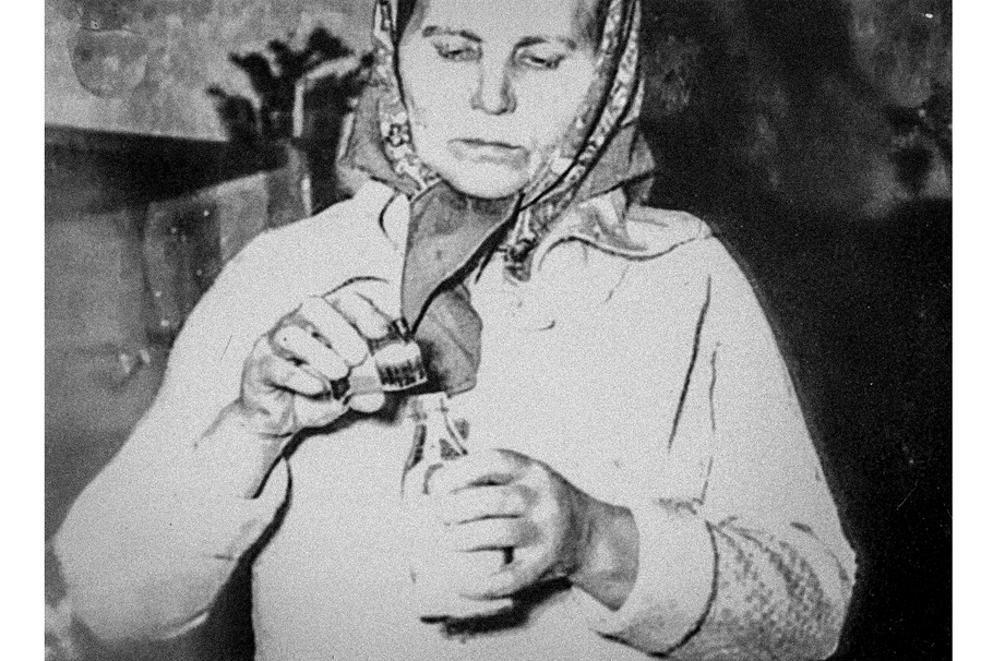 Rekonstrukce vraždy Jána Čubírka v Trutnově v roce 1951. Čubírková ukazuje, jak namíchala manželovi do becherovky kapky na spaní.