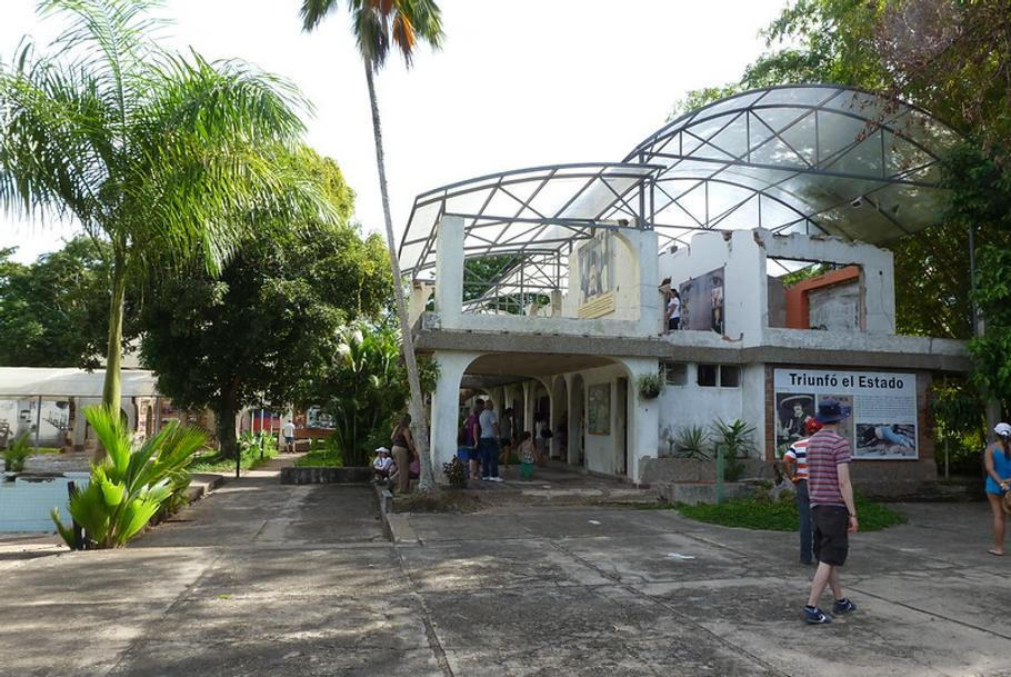 Escobarova vila je dnes pouhou ruinou a turisté se na ni chodí dívat v rámci prohlídky areálu.