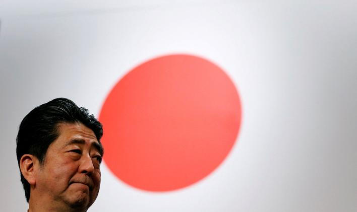 Šinzó Abe u japonské vlajky.