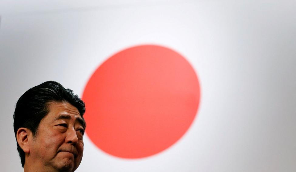 Šinzó Abe u japonské vlajky.