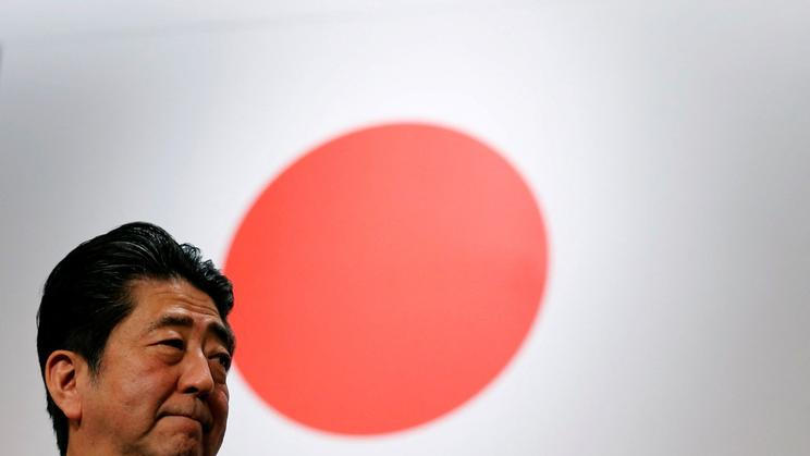Šinzó Abe u japonské vlajky.