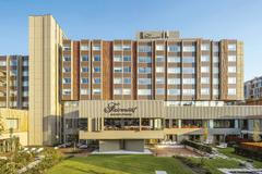 Po pětileté rekonstrukci za čtyři miliardy korun se bývalý InterContinental proměnil v hotel Fairmont Golden Prague. 