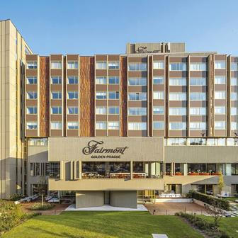Po pětileté rekonstrukci za čtyři miliardy korun se bývalý InterContinental proměnil v hotel Fairmont Golden Prague. 