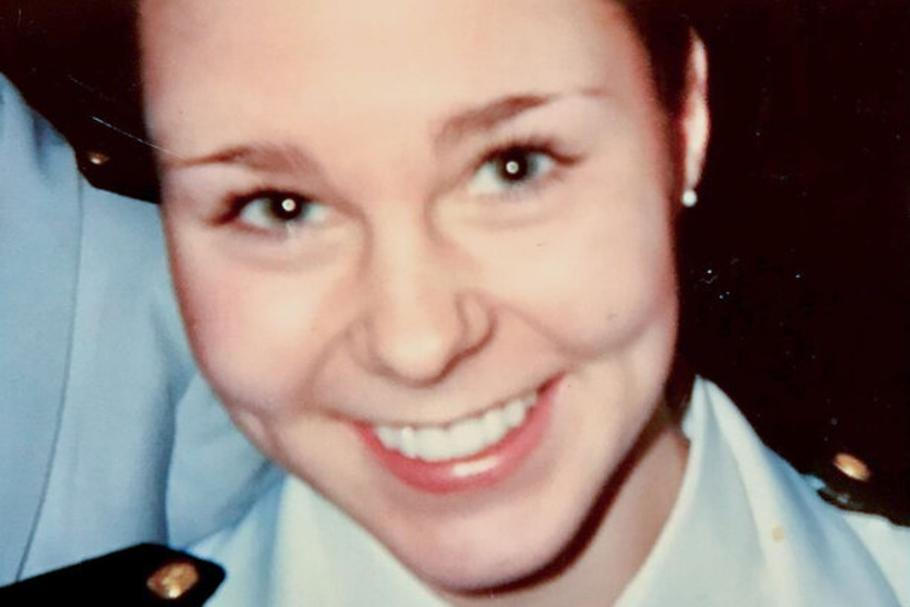 Studentka vojenské akademie Maura Murray na fotografii v galauniformě West Point během oficiální události před svým zmizením v únoru 2004.