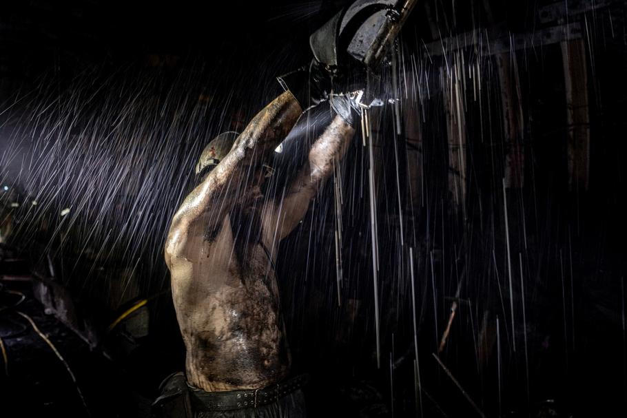 Vítězná fotografie soutěže Czech Press Photo 2025. Autorem je Lukáš Kaboň. Důl ČSM - sever, poslední činný černouhelný důl, 6. června 2025, sloj Natan, ražba č. 463 264/2, Stonava (Karvinsko). 