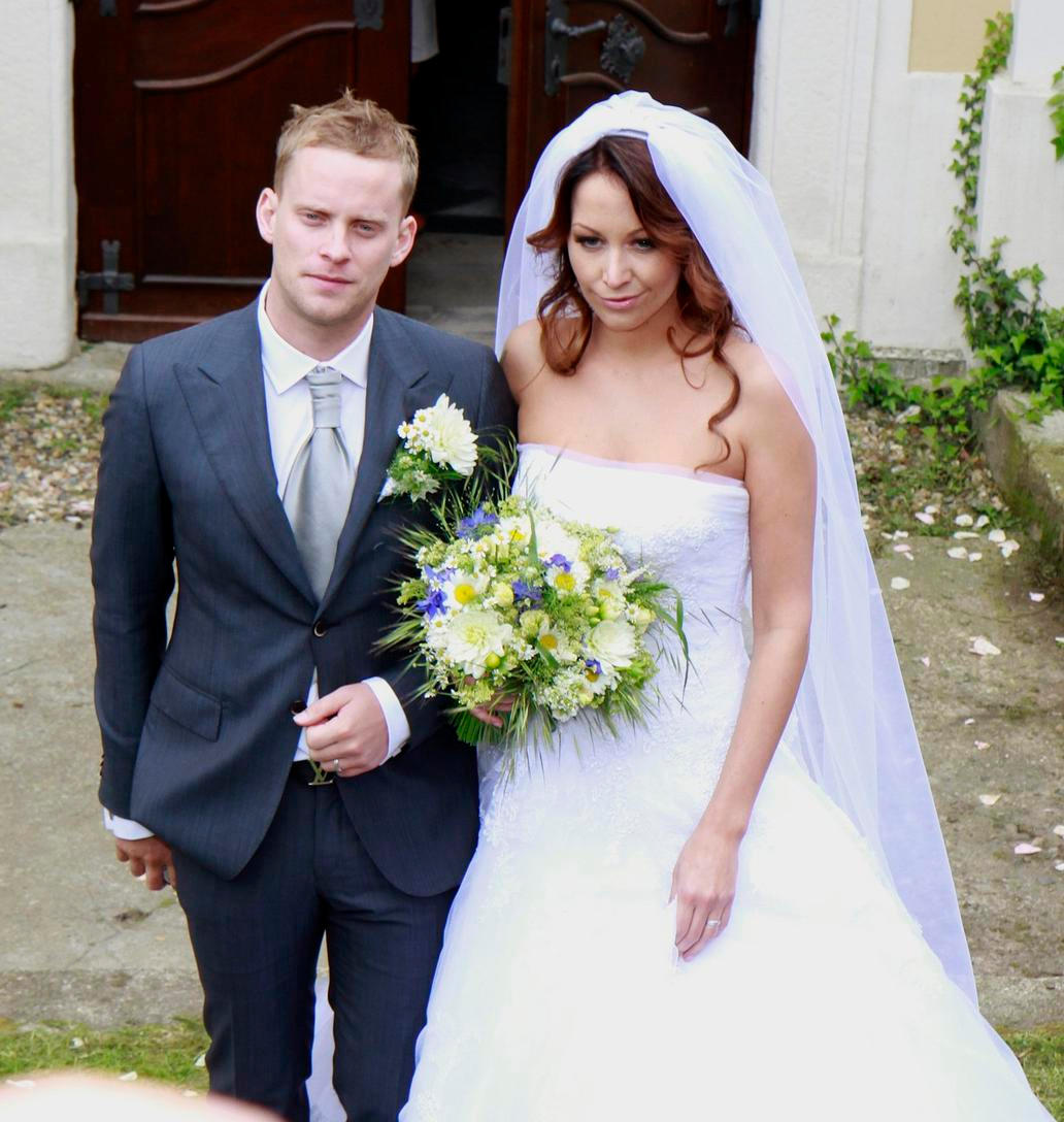 Jakub Prachař s Agátou Hanychovou na svatební fotografii. Agáta Hanychová Prachařová, Jakub Prachař