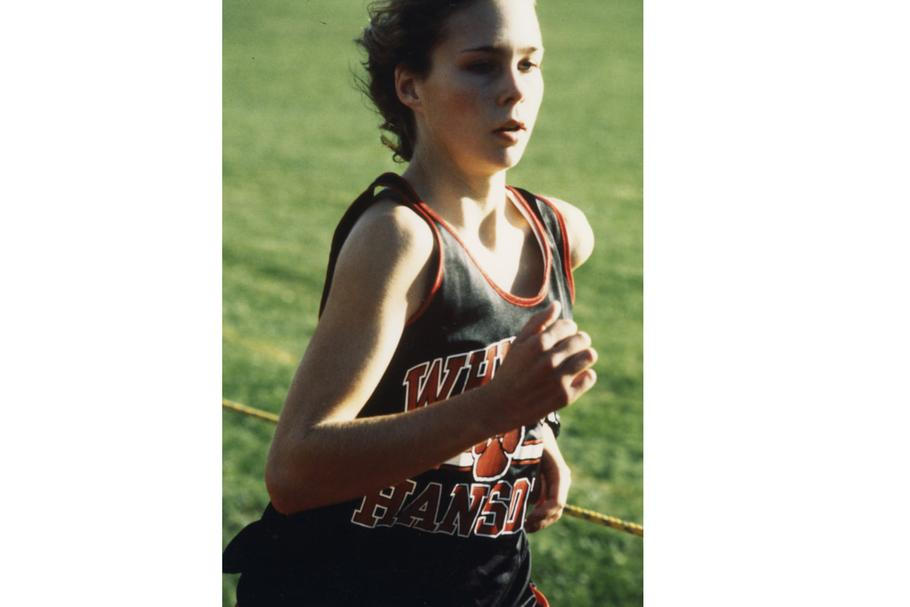 Maura Murray v běžeckém dresu školy Whitman-Hanson během jednoho z úspěšných závodů, kde vytvořila školní rekord na 2 míle v čase 11:20 minut. 