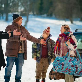 V komedii Něco jako rodina se dávní známí potkávají ve vile excentrického milionáře, kde je čeká překvapení.