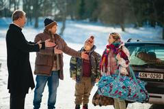 V komedii Něco jako rodina se dávní známí potkávají ve vile excentrického milionáře, kde je čeká překvapení.