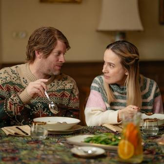 Tereza Ramba a Jakub Prachař ve filmu Něco jako rodina.