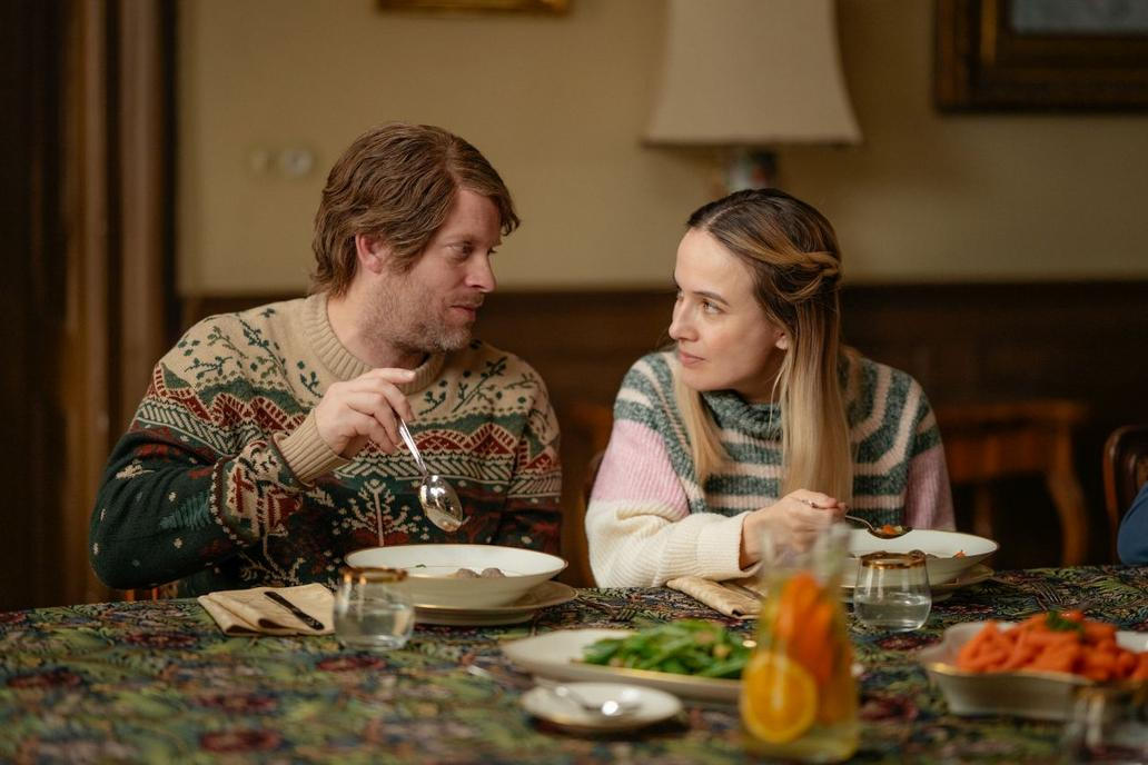 Tereza Ramba a Jakub Prachař ve filmu Něco jako rodina.