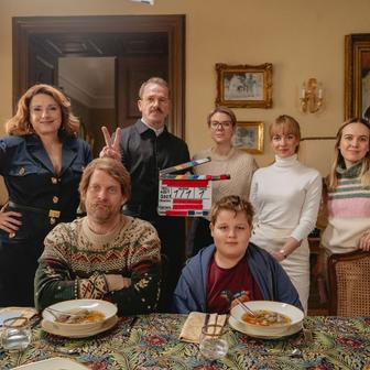 Zuzana Mauréry, Jakub Prachař, Stanislav Majer, Elizaveta Maximová, Tereza Ramba a další herecké tváře se objeví v komedii Něco jako rodina, kterou točí režisérka Zuzana Marianková.