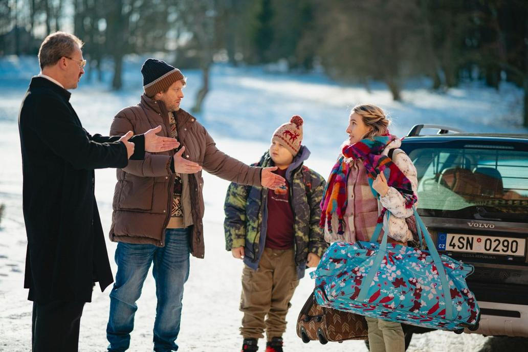 V komedii Něco jako rodina se dávní známí potkávají ve vile excentrického milionáře, kde je čeká překvapení.