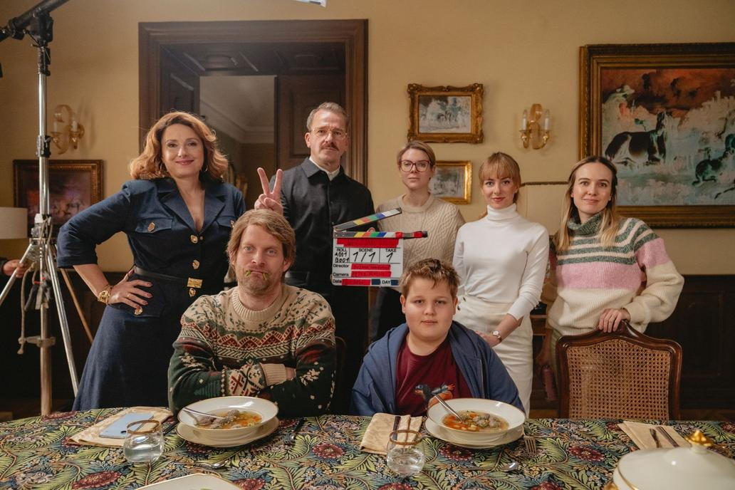 Zuzana Mauréry, Jakub Prachař, Stanislav Majer, Elizaveta Maximová, Tereza Ramba a další herecké tváře se objeví v komedii Něco jako rodina, kterou točí režisérka Zuzana Marianková.