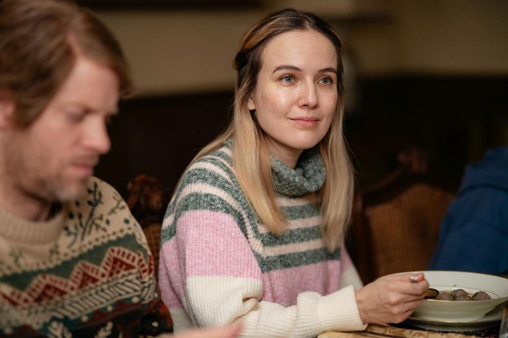 Tereza Ramba a Jakub Prachař ve filmu Něco jako rodina.