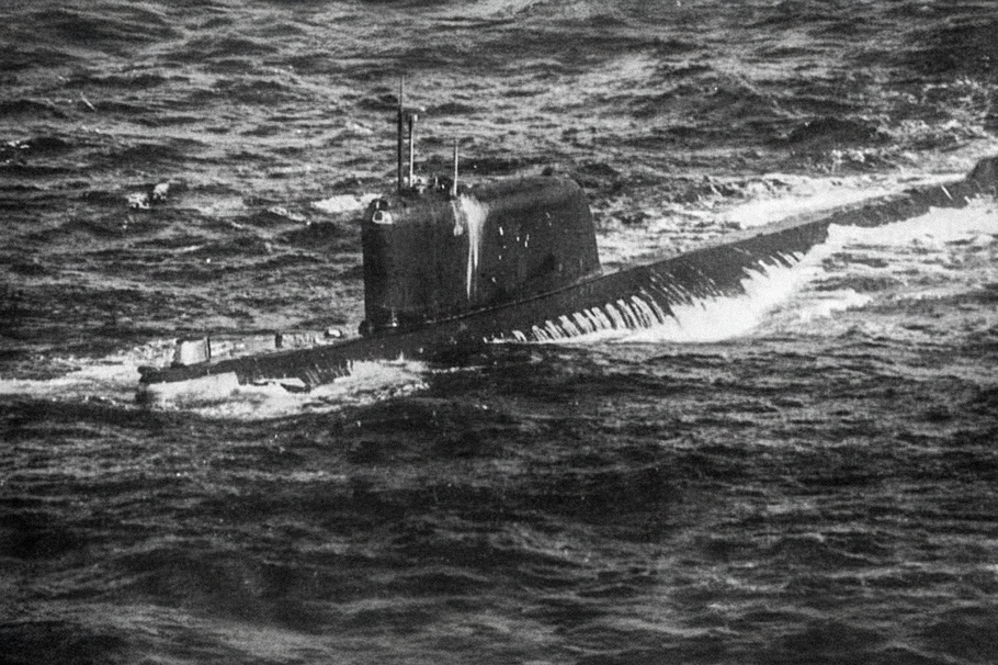 Poškozená K-19 v severním Atlantiku v únoru 1972. Snímek pořídil americký průzkumný letoun. Ponorku zachvátil požár, který zabil 28 námořníků.