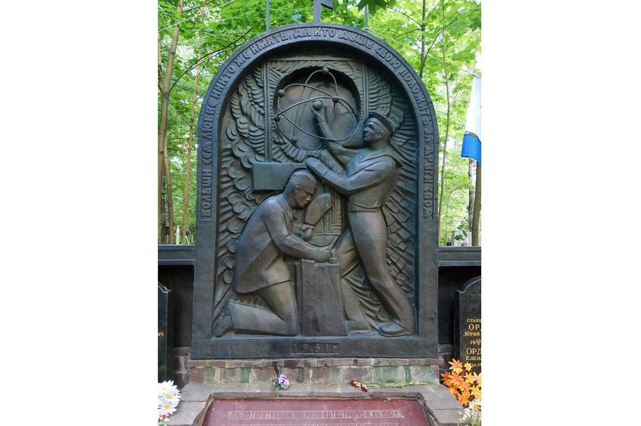 Památník obětem havárie K-19 na Kuzmínském hřbitově v Moskvě. 