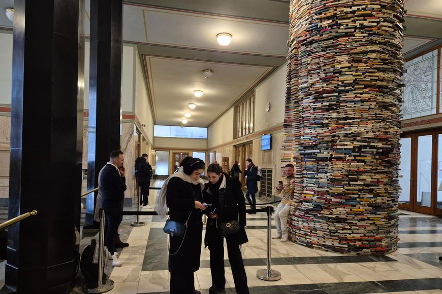 Přes zákaz focení ho všichni fotí. Idiom v pražské Ústřední knihovně čeká oprava