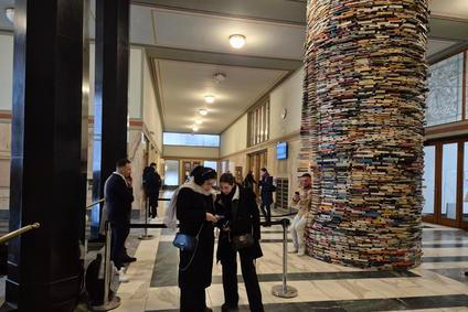 Pro snímek s instalací Idiom od Mateje Kréna turisté neváhají se na umělecké dílo i posadit. "Sloup vědění" se proto letos musí celý rozebrat a sestavit z knih nových. Dříve se socha opravovala zhruba jednou za sedm let, dnes už to nestačí.