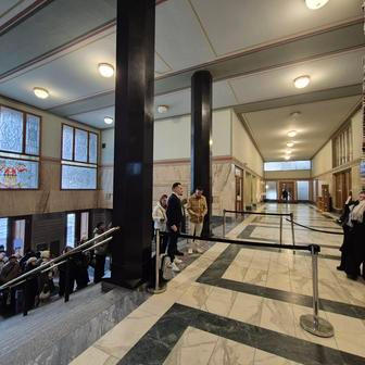 Na fotku se skulpturou Idiom od Mateje Kréna se v pražské Ústřední knihovně stojí dlouhé fronty. 