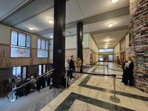 Na fotku se skulpturou Idiom od Mateje Kréna se v pražské Ústřední knihovně stojí dlouhé fronty. 