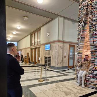 Turisté neváhají se na umělecké dílo posadit či do něj vstoupit. 