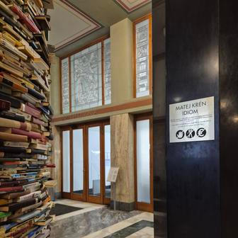 U skulptury Idiom je umístěna cedule se zákazem focení, přesto na fotku s ní stojí turisté fronty.