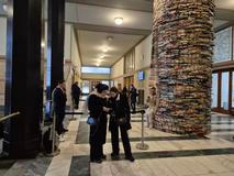 Pro snímek s instalací Idiom turisté neváhají se na umělecké dílo i posadit. "Sloup vědění" se proto letos musí celý rozebrat a sestavit z knih nových. Dříve se socha opravovala zhruba jednou za sedm let, dnes už to nestačí.