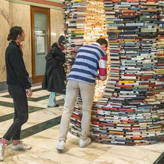 Turisté si Idiom v pražské Ústřední knihovně fotí a často vstupují i dovnitř instalace.