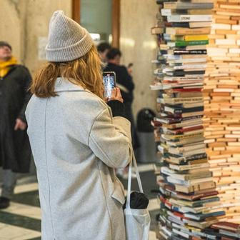 Turisté si Idiom v pražské Ústřední knihovně fotí a často vstupují i dovnitř instalace.