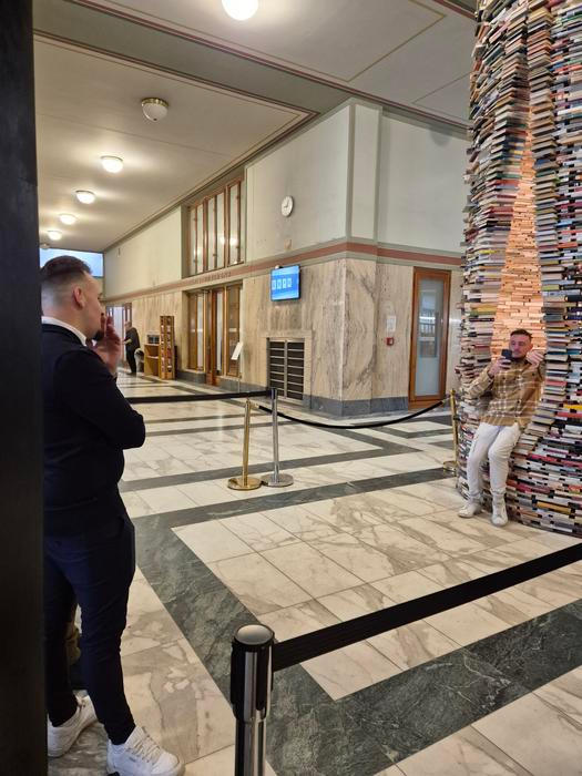 Turisté neváhají se na umělecké dílo posadit či do něj vstoupit. 