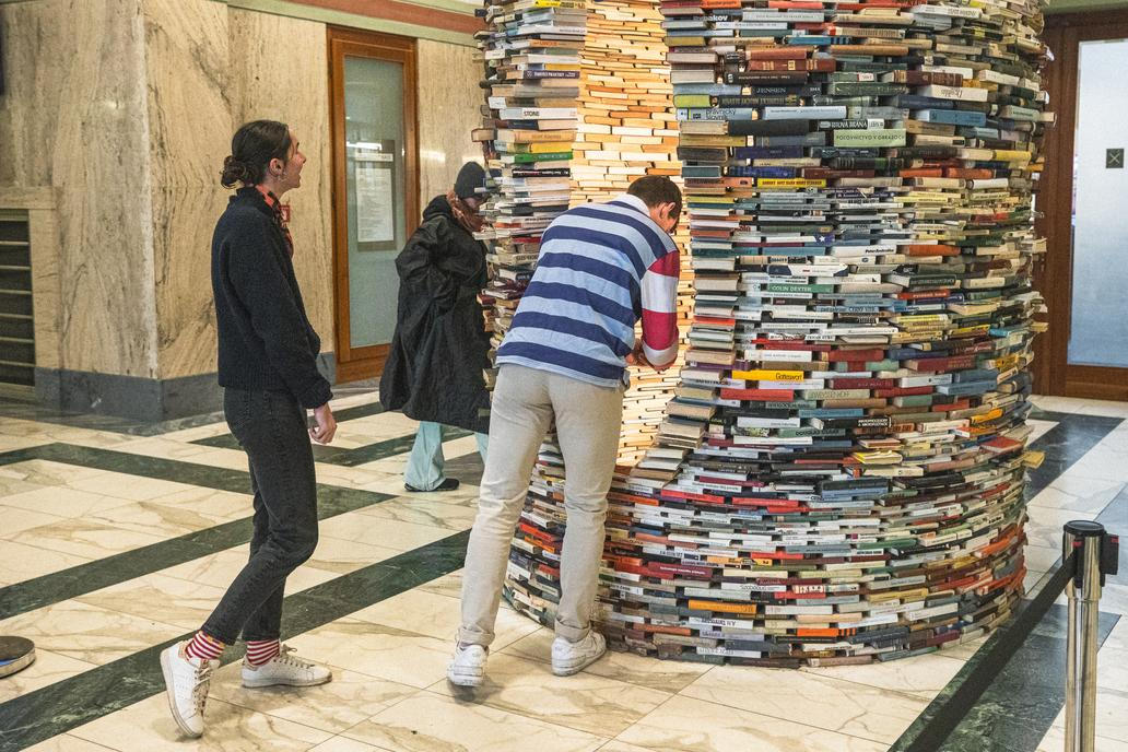 Turisté si Idiom v pražské Ústřední knihovně fotí a často vstupují i dovnitř instalace.