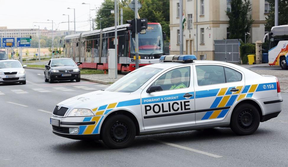 Policie ČR / Státní policie / Policejní auto / Policisté / Policejní hlídka / Ilustrační foto / Praha / Léto / 2018 / 1