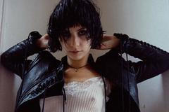 Stella Rose Gahanová na svém koncertě nabídne autorskou tvorbu pohybující se na pomezí temného popu, industriálních prvků a jemných gothic vlivů. 