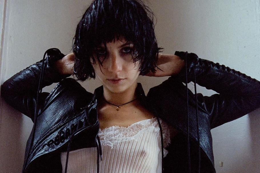 Stella Rose Gahanová na svém koncertě nabídne autorskou tvorbu pohybující se na pomezí temného popu, industriálních prvků a jemných gothic vlivů. 