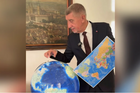 Český premiér Andrej Babiš ukazuje nový glóbus na sociální síti Instagram.