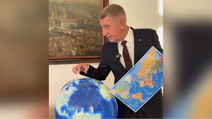 Český premiér Andrej Babiš ukazuje nový glóbus na sociální síti Instagram.