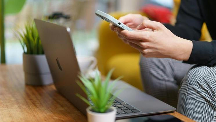  Chatboty s umělou inteligencí se pro stále více lidí stávají každodenními společníky. 