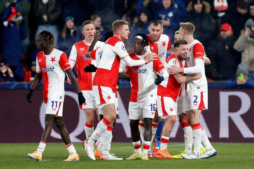 Španělé zahrnuli Slavii chválou. Odvážná a s energií, Barce způsobila potíže, píšou